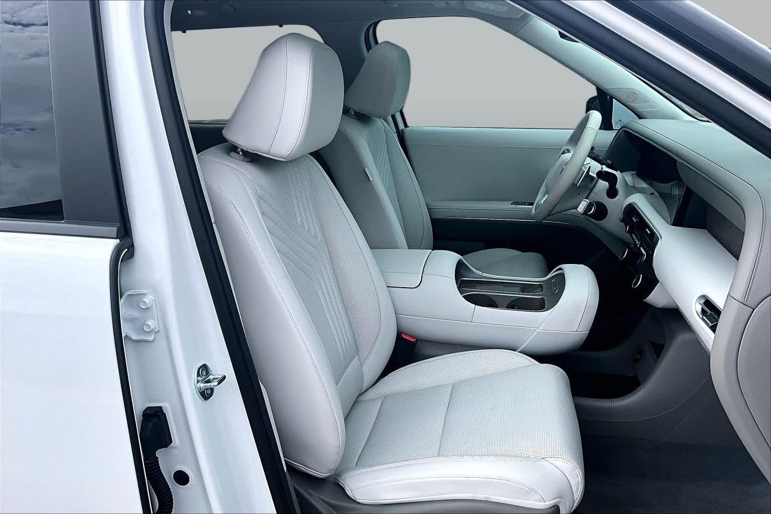 Used 2026 Creamy White Pearl Hyundai Blue SEL Premium 7P image 9