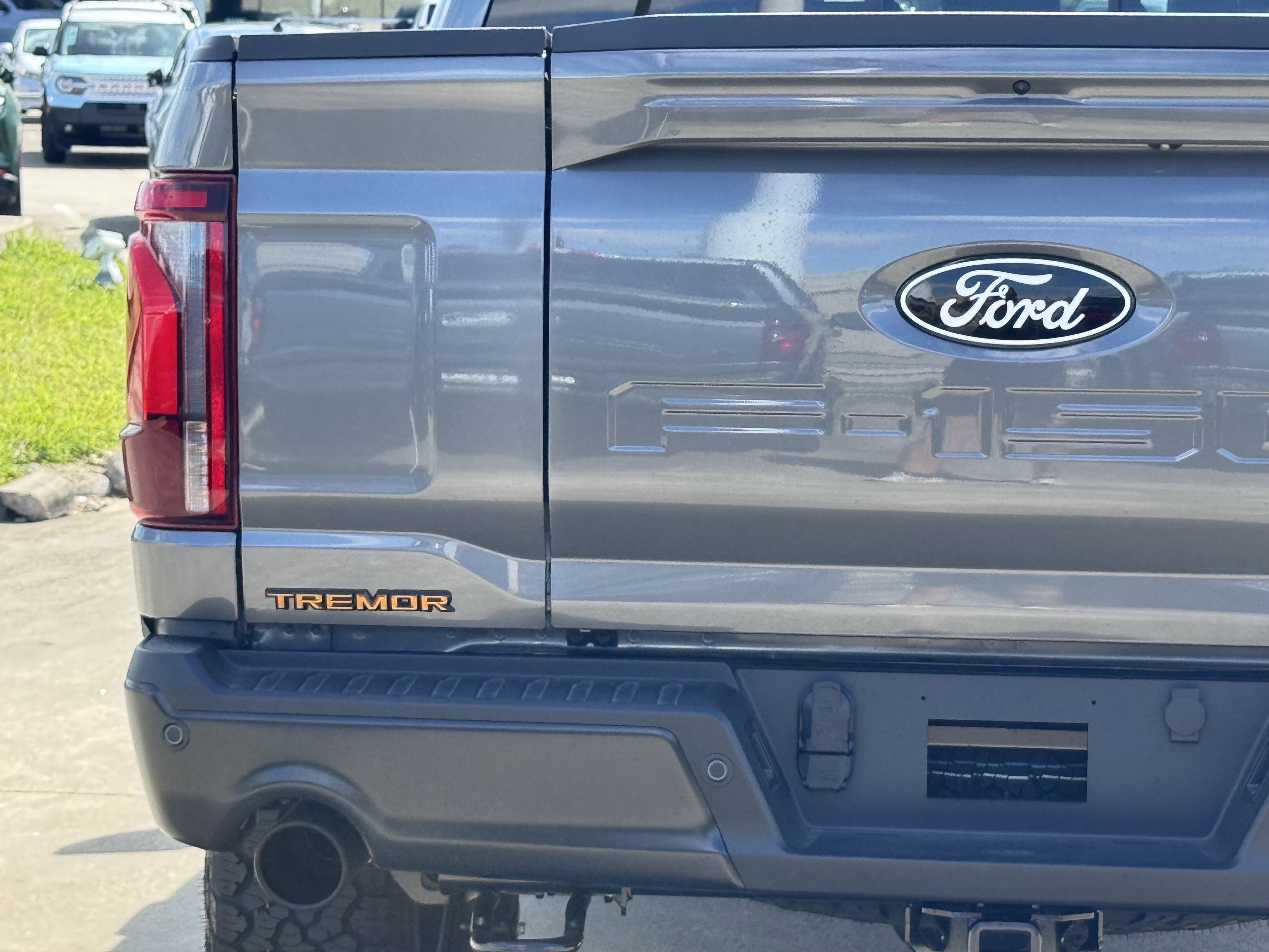 New 2026 Carbonized Gray Metallic Ford Tremor image 10