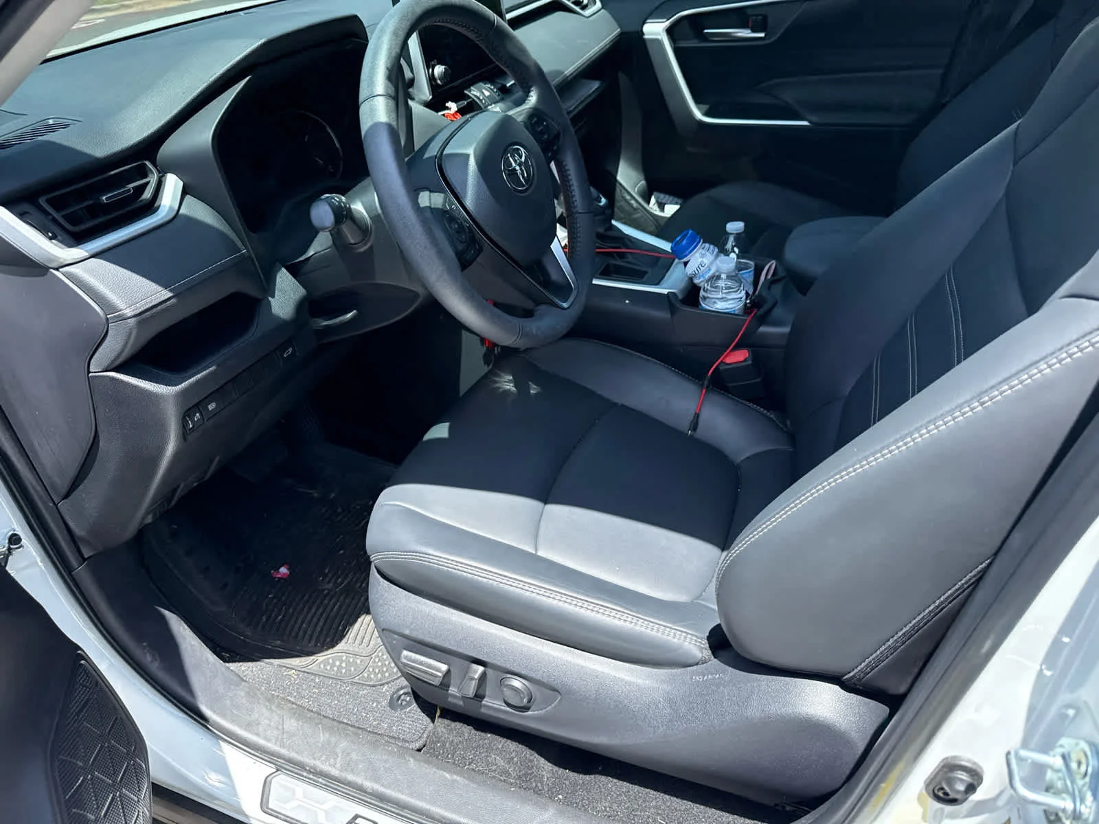 Used 2024 Wind Chill Pearl Toyota XLE Premium image 8