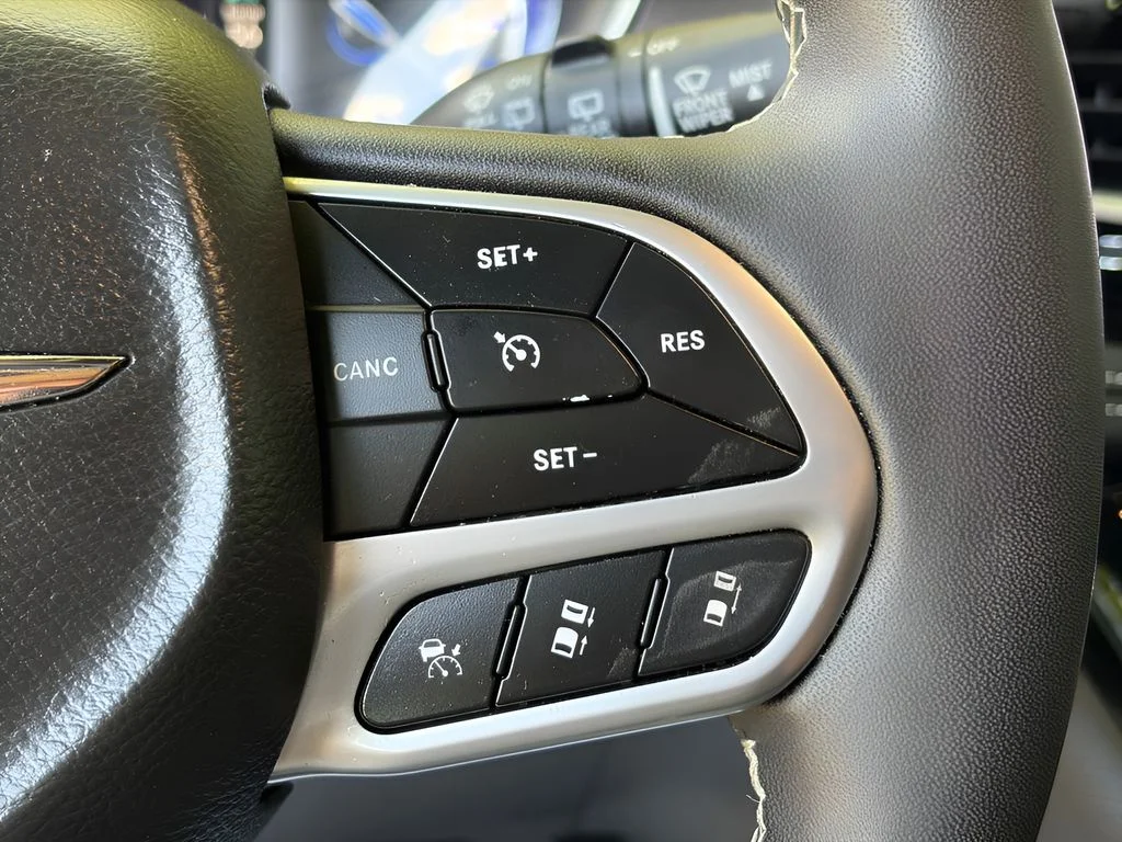 Used 2025 Diamond Black Crystal Pearlcoat Chrysler Select image 22
