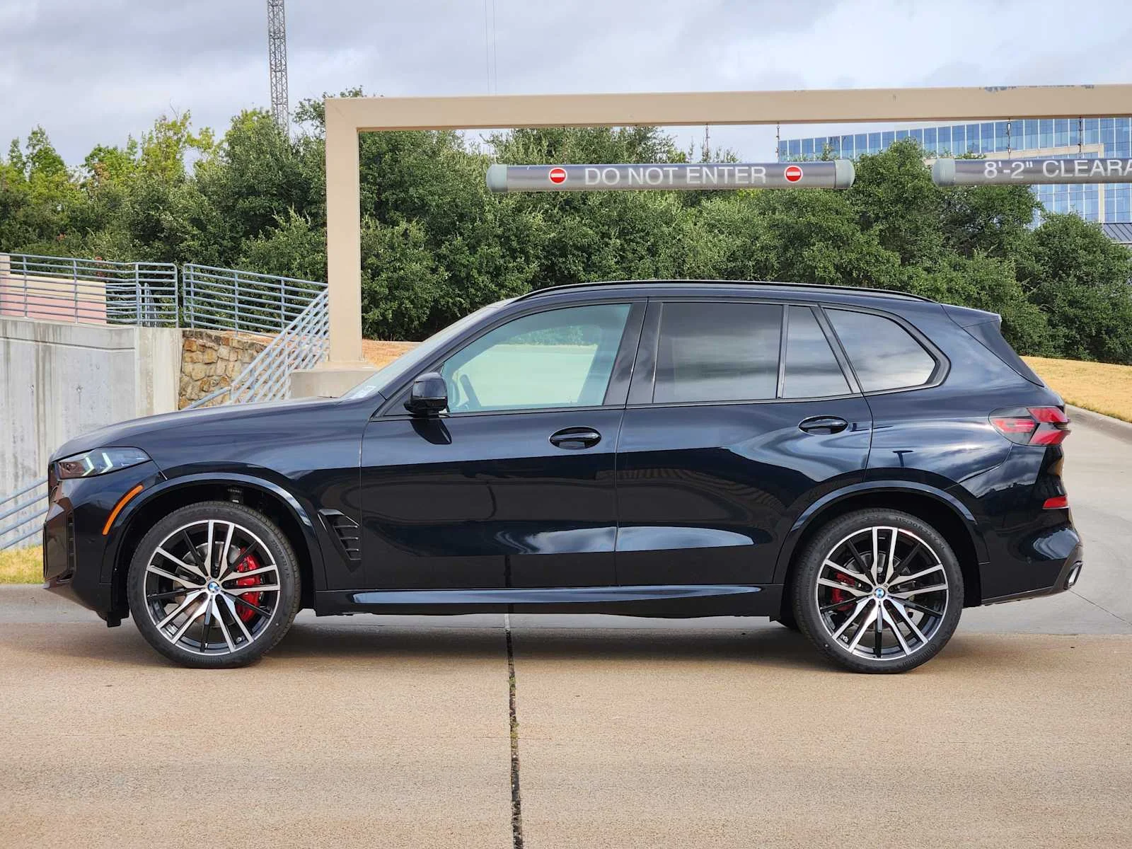 New 2026 Carbon Black Metallic BMW xDrive40i image 2