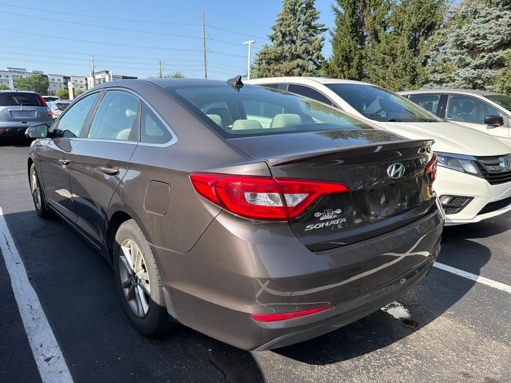 Used 2015 Dark Truffle Hyundai SE image 2