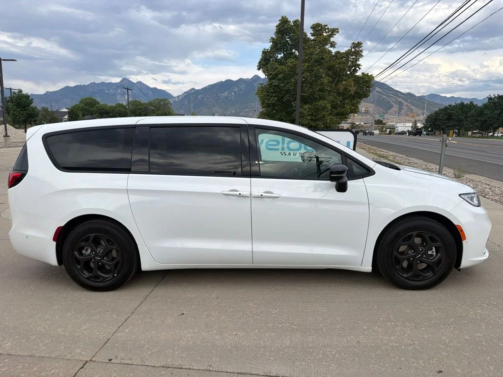 Used 2024 White Chrysler Select S Appearance image 2