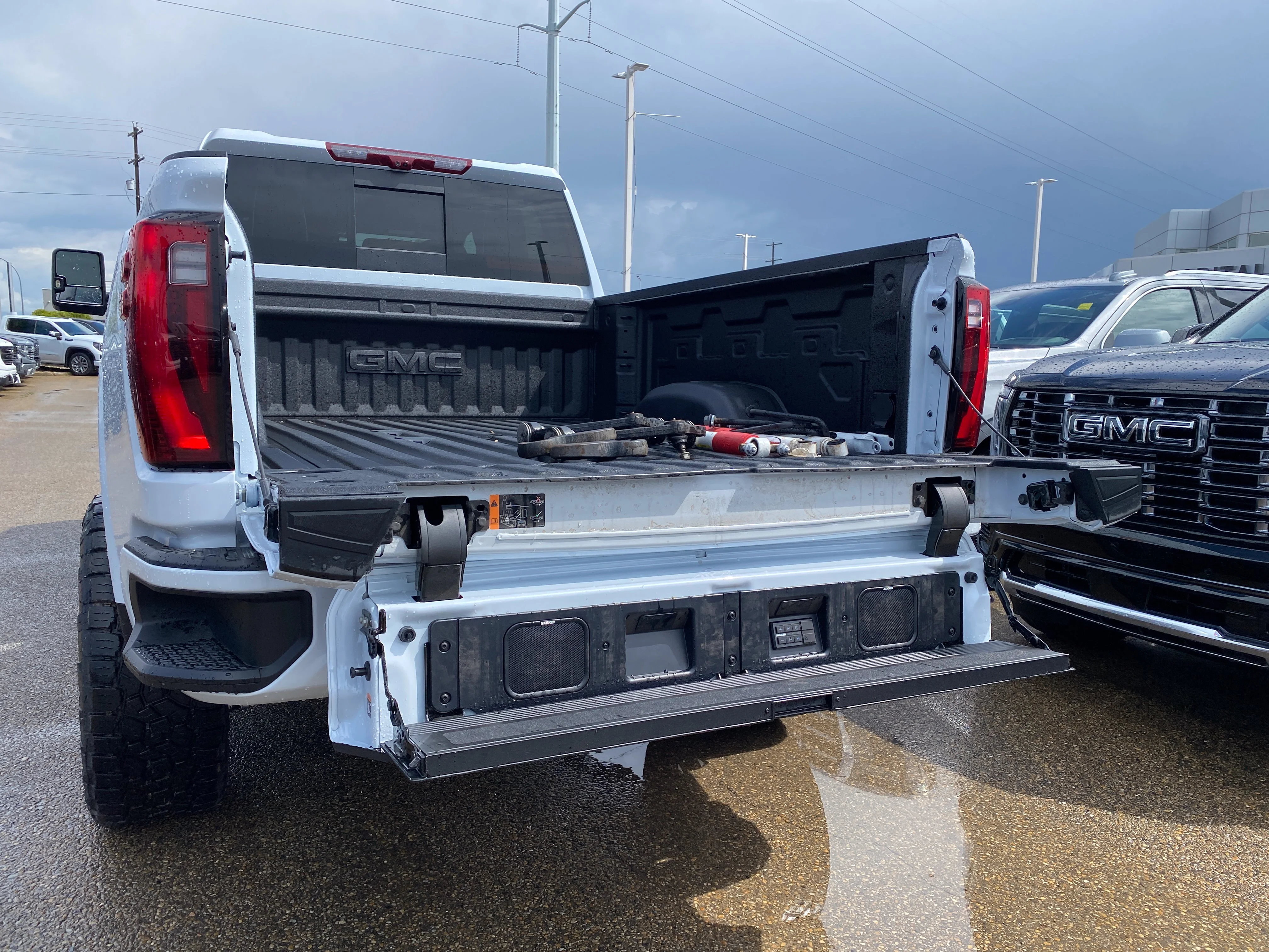 New 2026 GLACIER WHITE TRICOAT GMC Denali Ultimate image 5