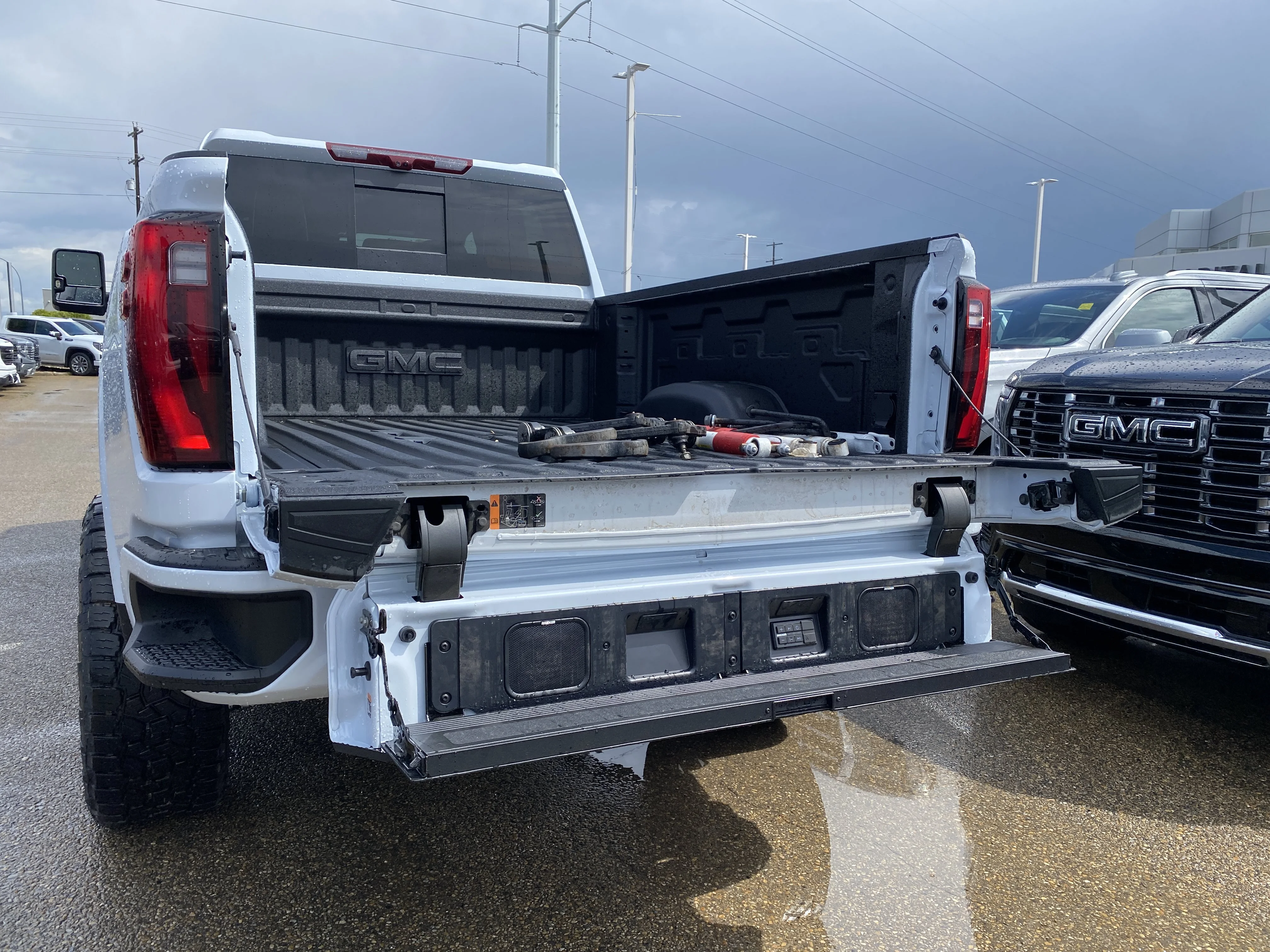 New 2026 GLACIER WHITE TRICOAT GMC Denali Ultimate image 5
