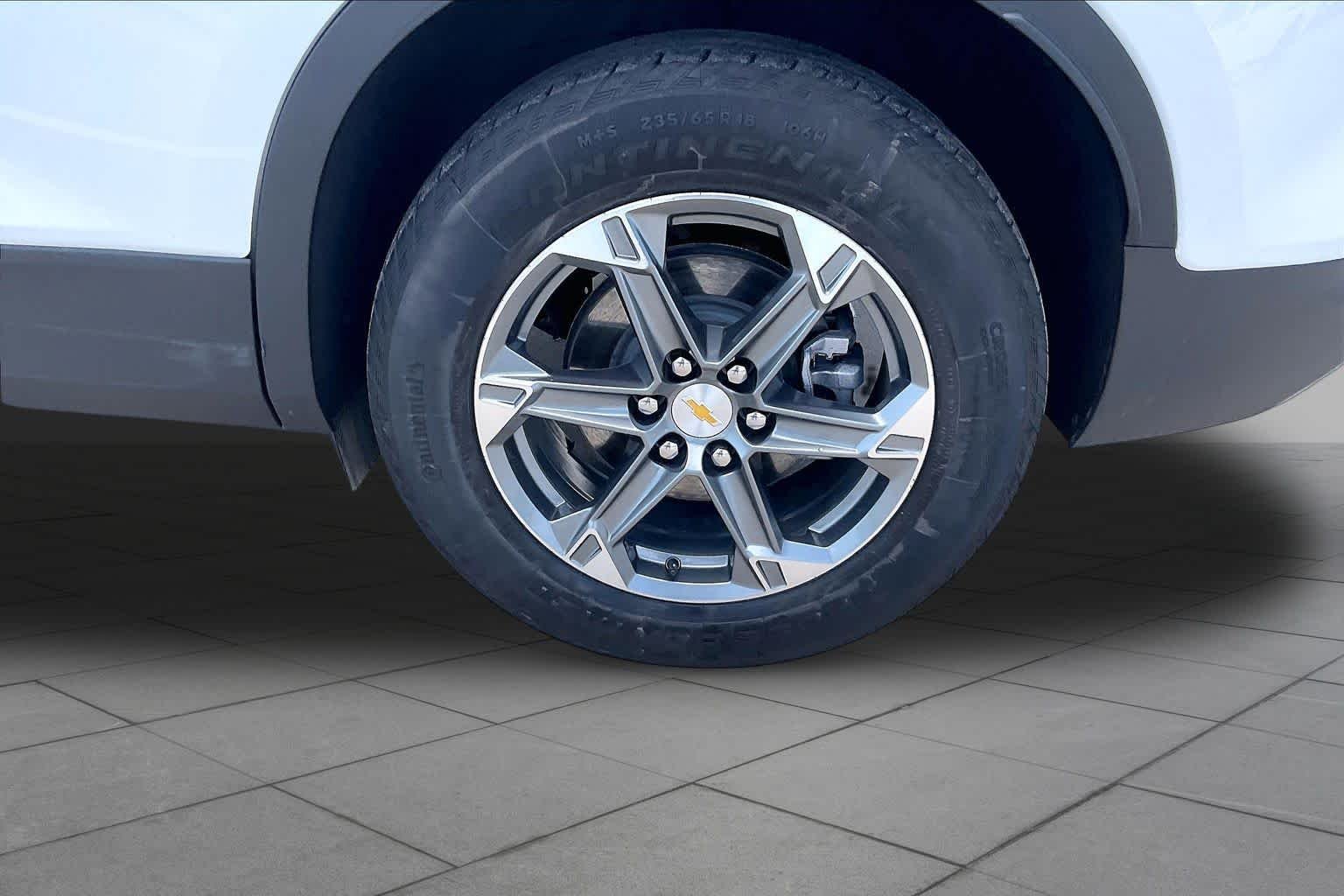 Used 2025 Summit White Chevrolet LT image 11