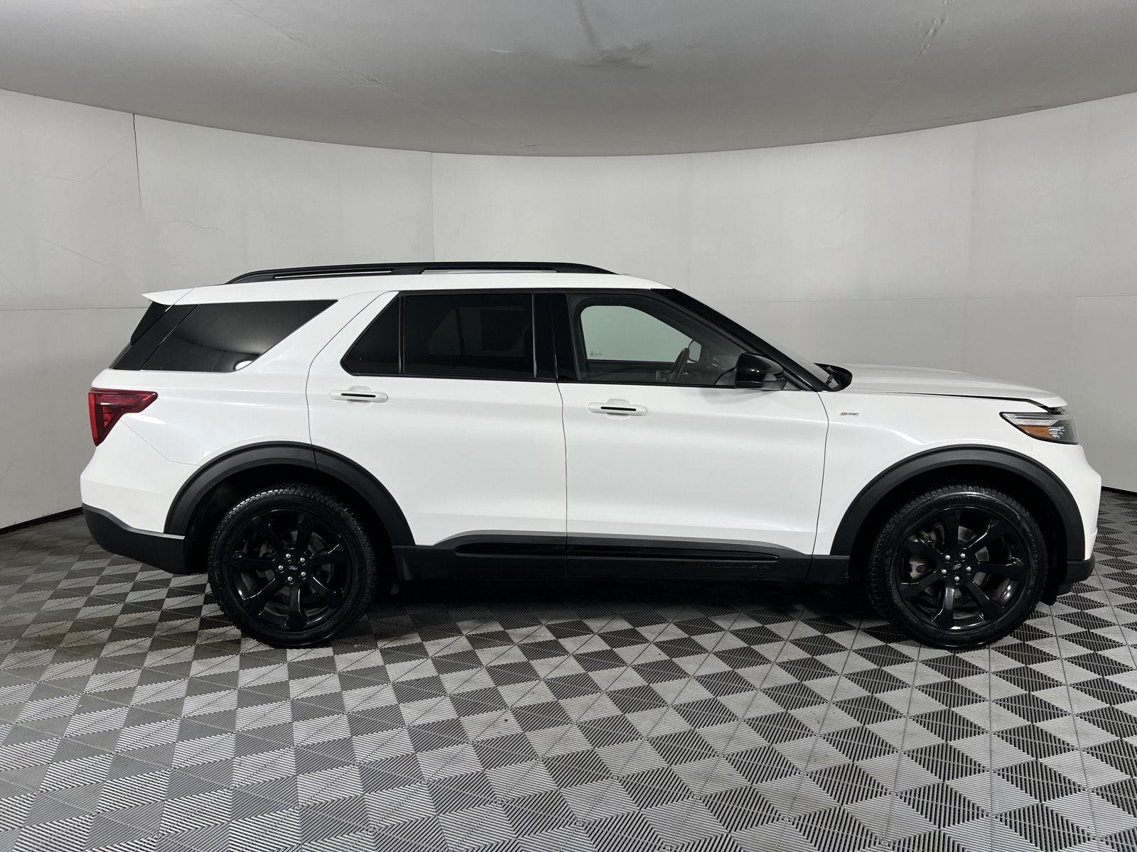 Used 2023 Star White Metallic Tri-Coat Ford ST-Line image 24