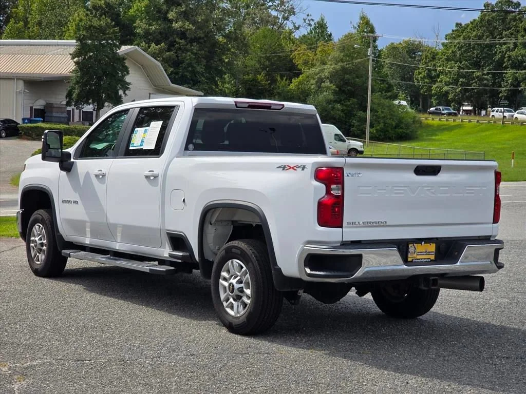 Used 2024 Summit White Chevrolet LT image 22