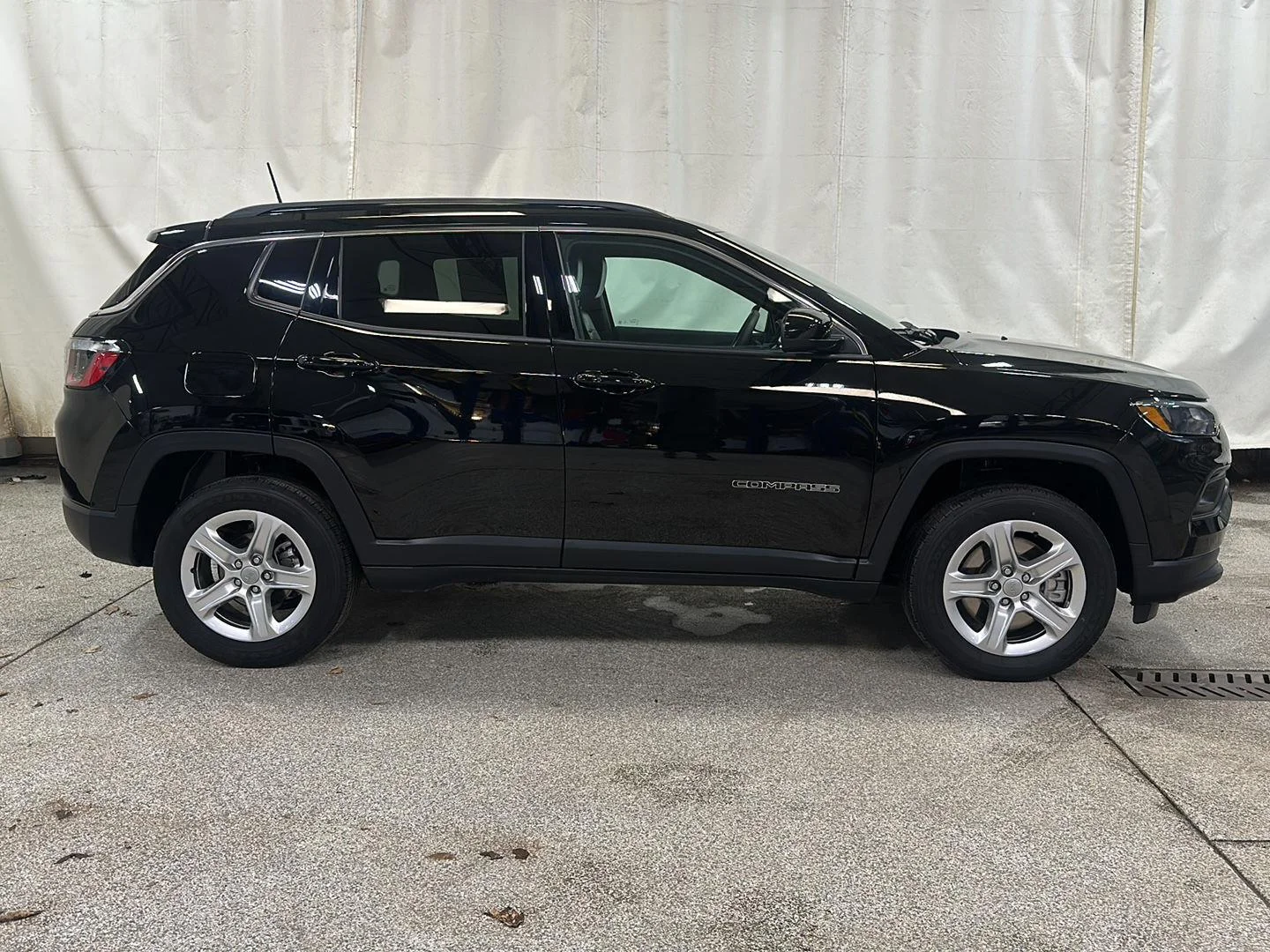 Used 2023 Diamond Black Crystal Pearlcoat Jeep Latitude image 6