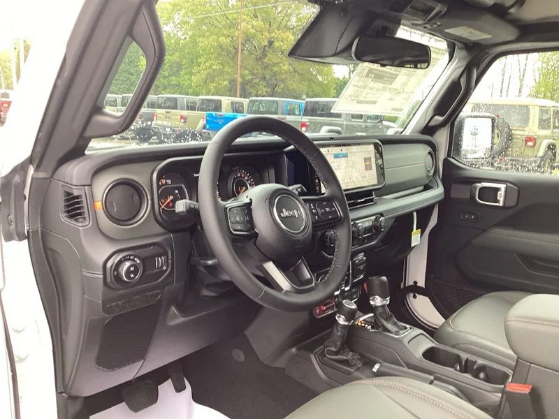 New 2026 Bright White Clear-Coat Exterior Paint Jeep Mojave image 7