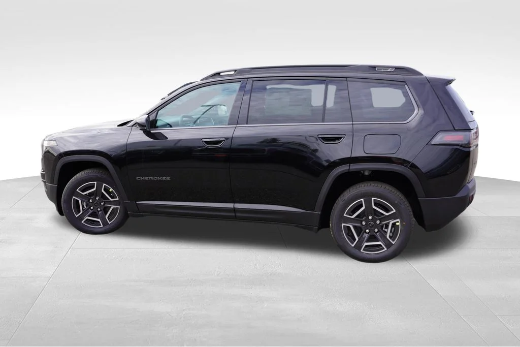 New 2026 Diamond Black Crystal Pearl-Coat Exterior Paint Jeep Limited image 6