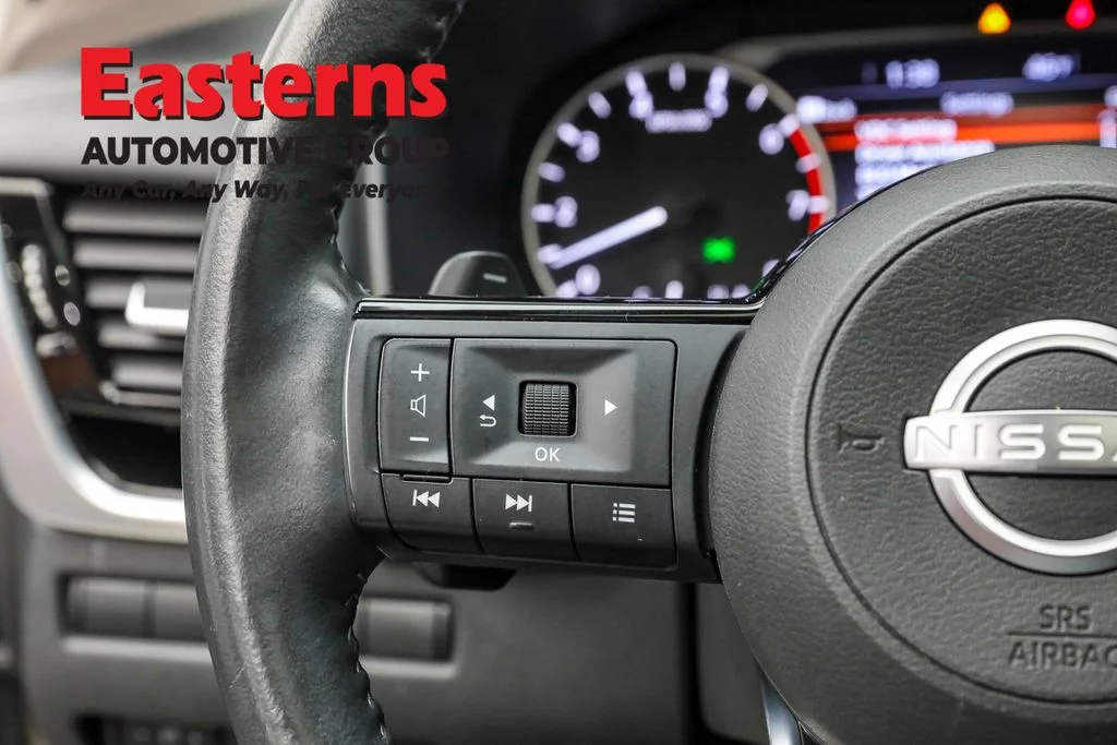Used 2023 Silver Nissan SL image 13