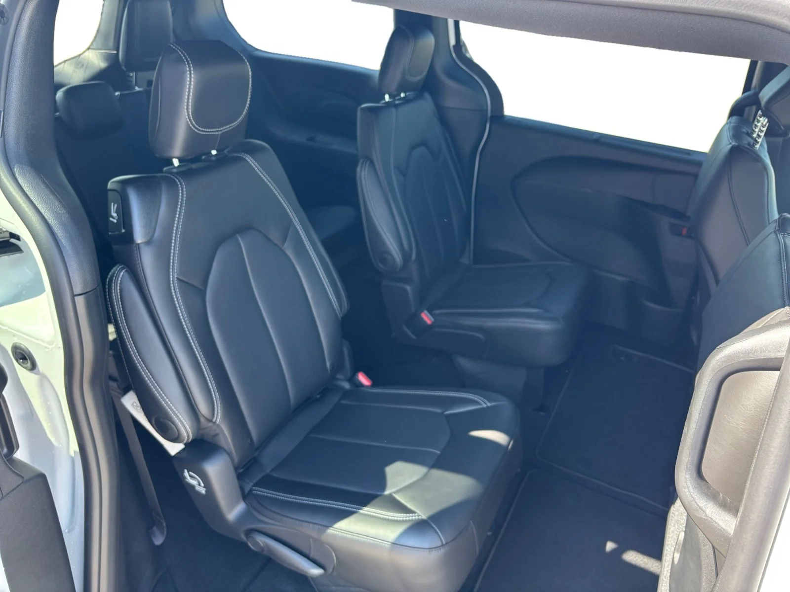 New 2027 Bright White Chrysler SXT image 18