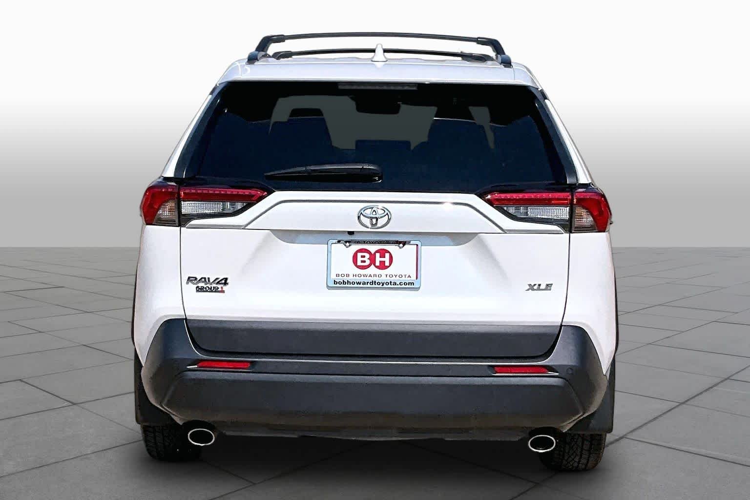 Used 2023 Wind Chill Pearl Toyota XLE Premium image 4