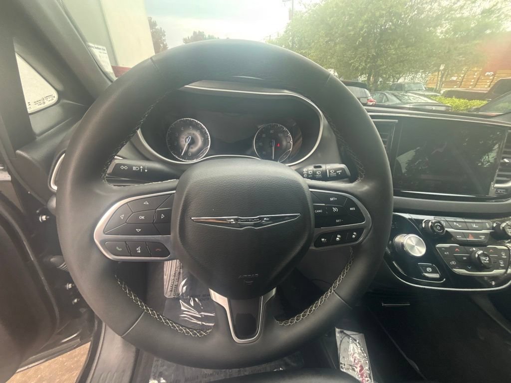 Used 2025 Black Chrysler Select image 13