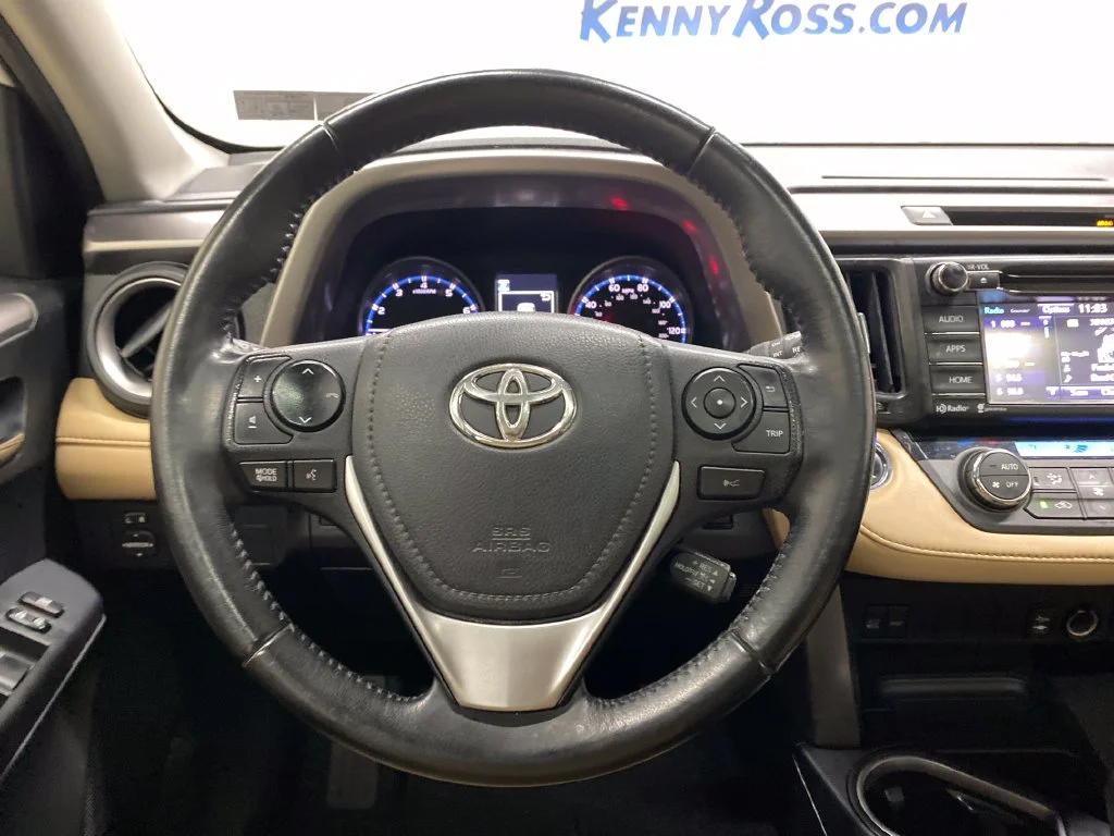 Used 2018 White Toyota XLE image 25