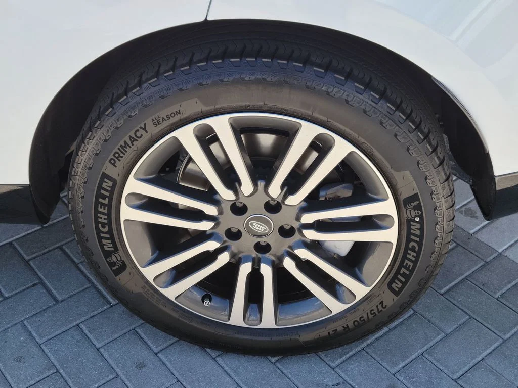 Used 2024 White Land Rover SE image 6