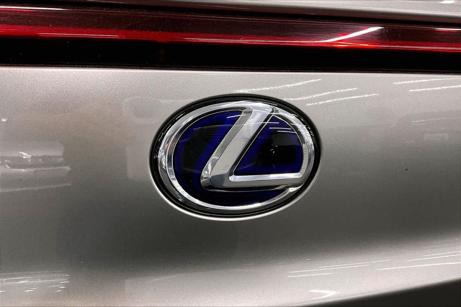 Used 2019 Atomic Silver Lexus  image 30