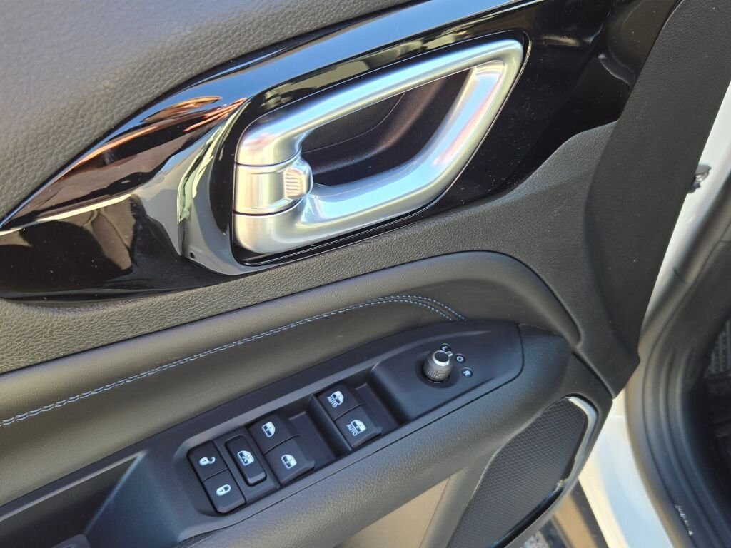 New 2026 Bright White Clearcoat Jeep Latitude image 21