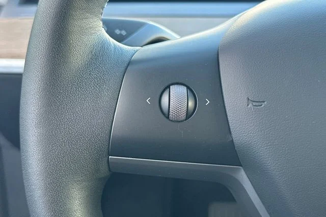 Used 2023  Tesla Base image 25