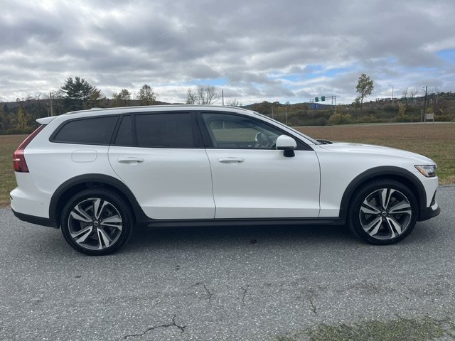 Used 2023 White Volvo Plus image 5