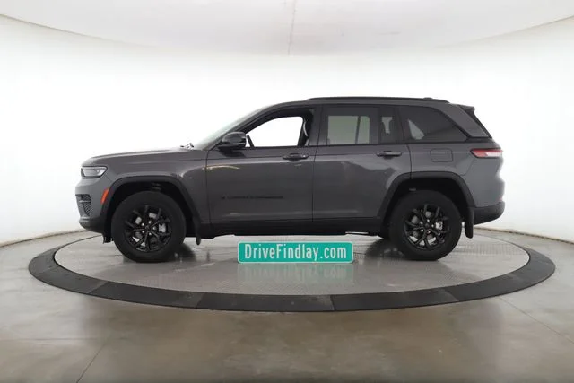 Used 2025 Gray Jeep Altitude image 9