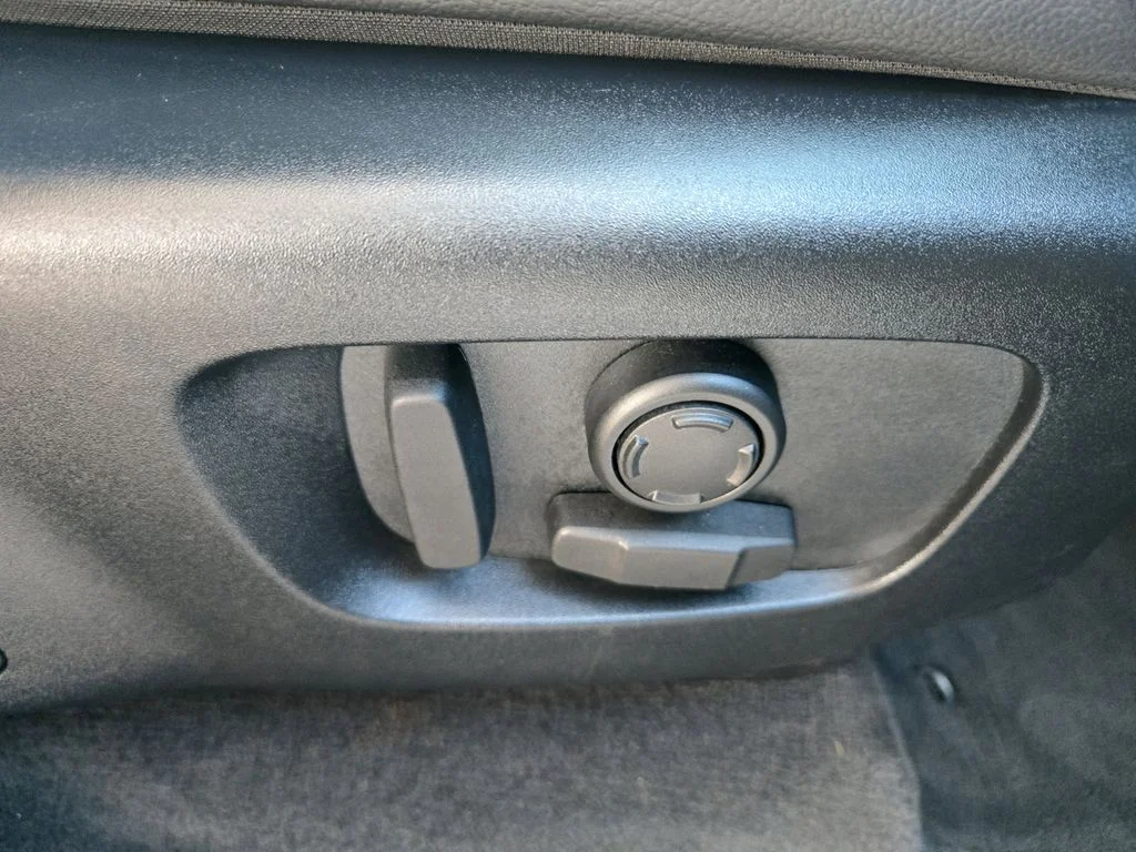 Used 2025  Land Rover Dynamic SE image 28
