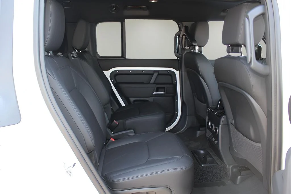 2025 Land Rover Defender X-Dynamic SE - Photo 18
