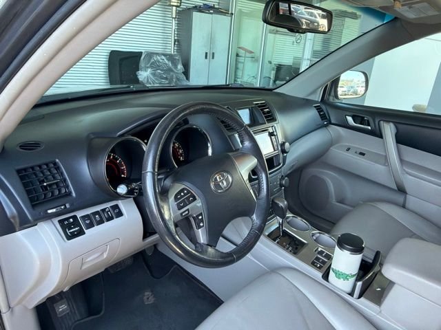 Used 2013 Gray Toyota SE image 7