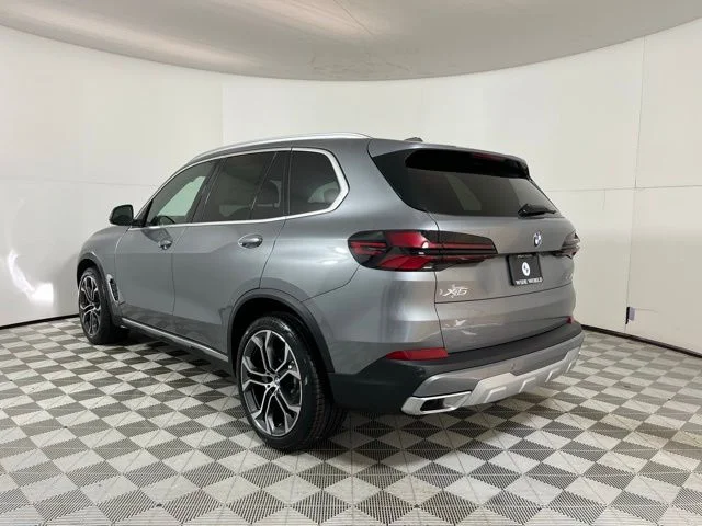 Used 2026 Skyscraper Grey Metallic BMW xDrive40i image 5