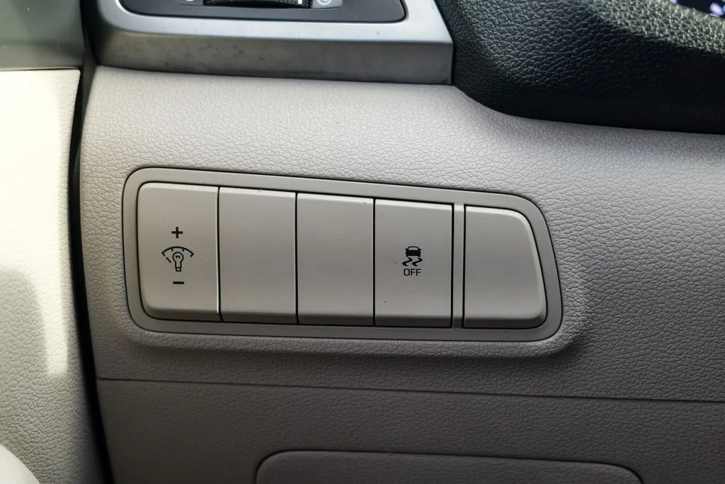 Used 2018 Molten Silver Hyundai SEL image 47