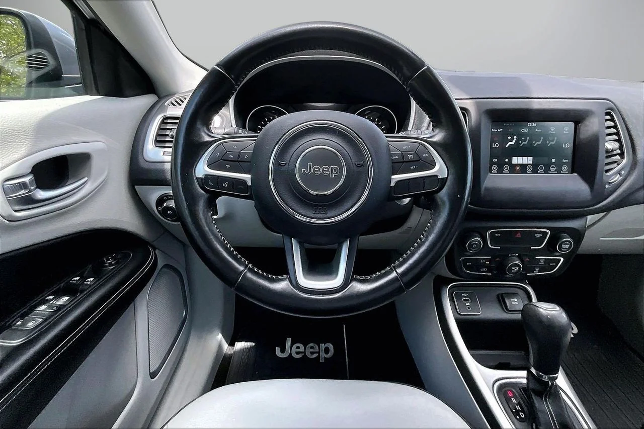 Used 2019 Silver Jeep Latitude image 11