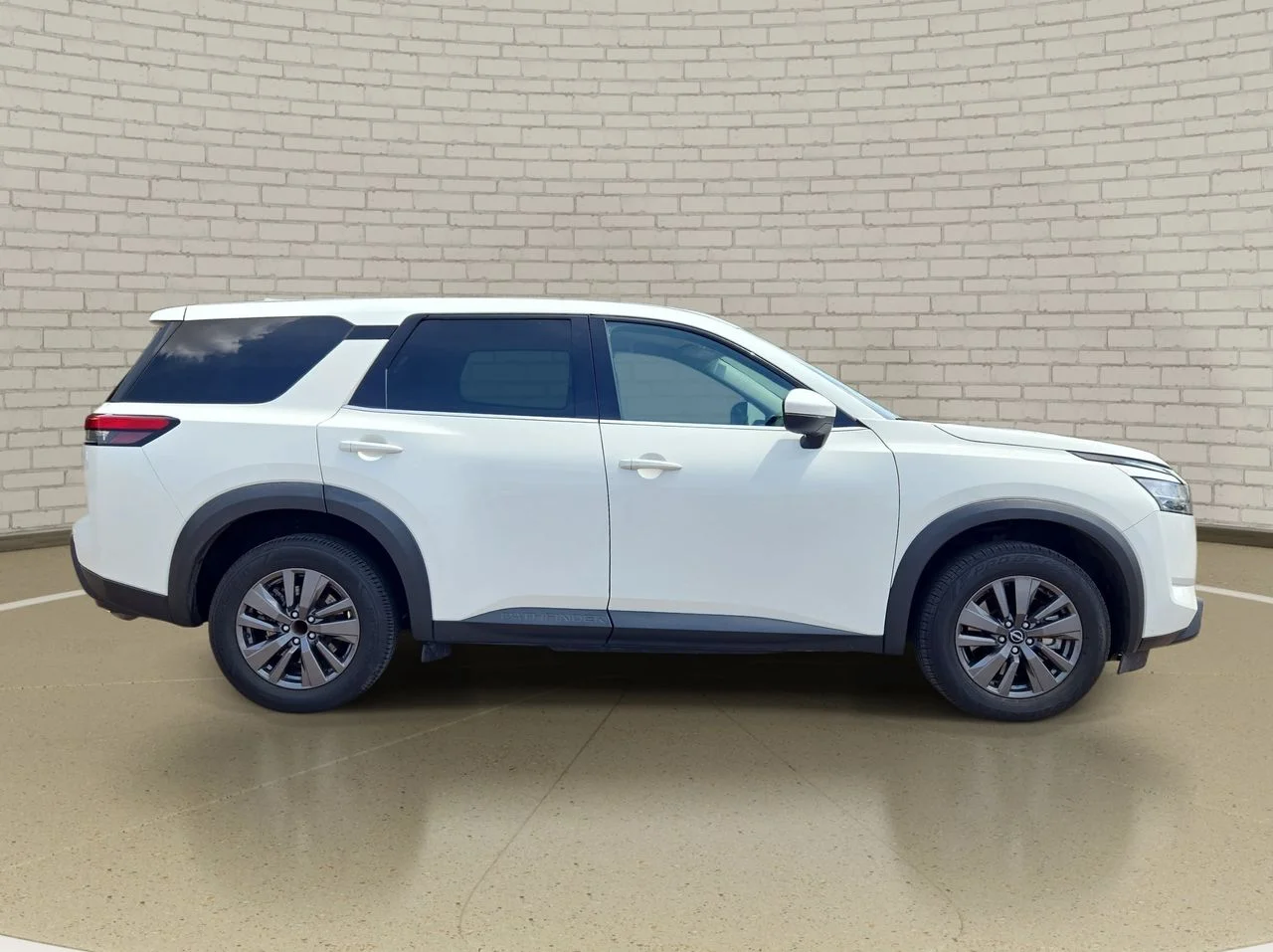 Used 2022 White Nissan S image 3