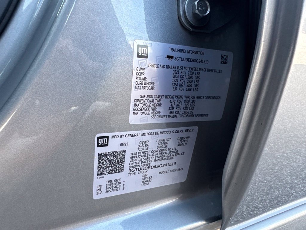 Used 2025 Silver GMC SLT image 30