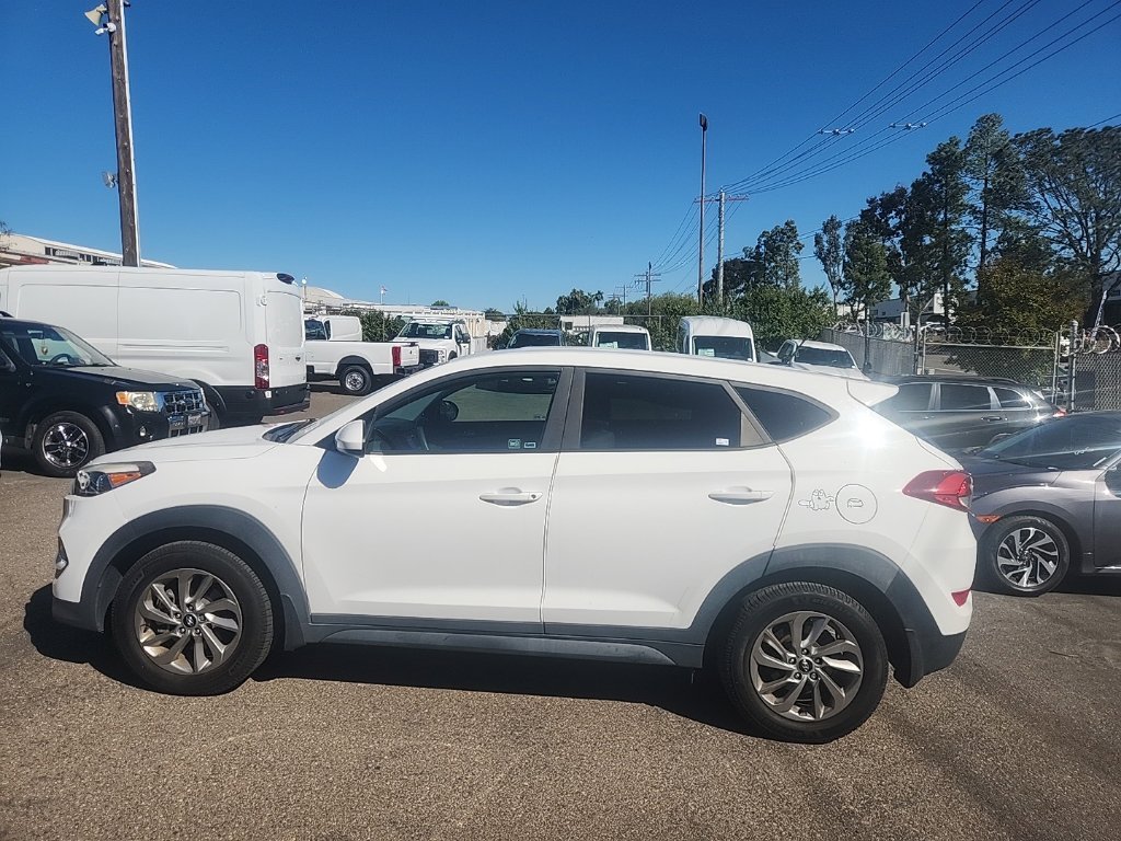 Used 2017 Winter White Hyundai SE image 9