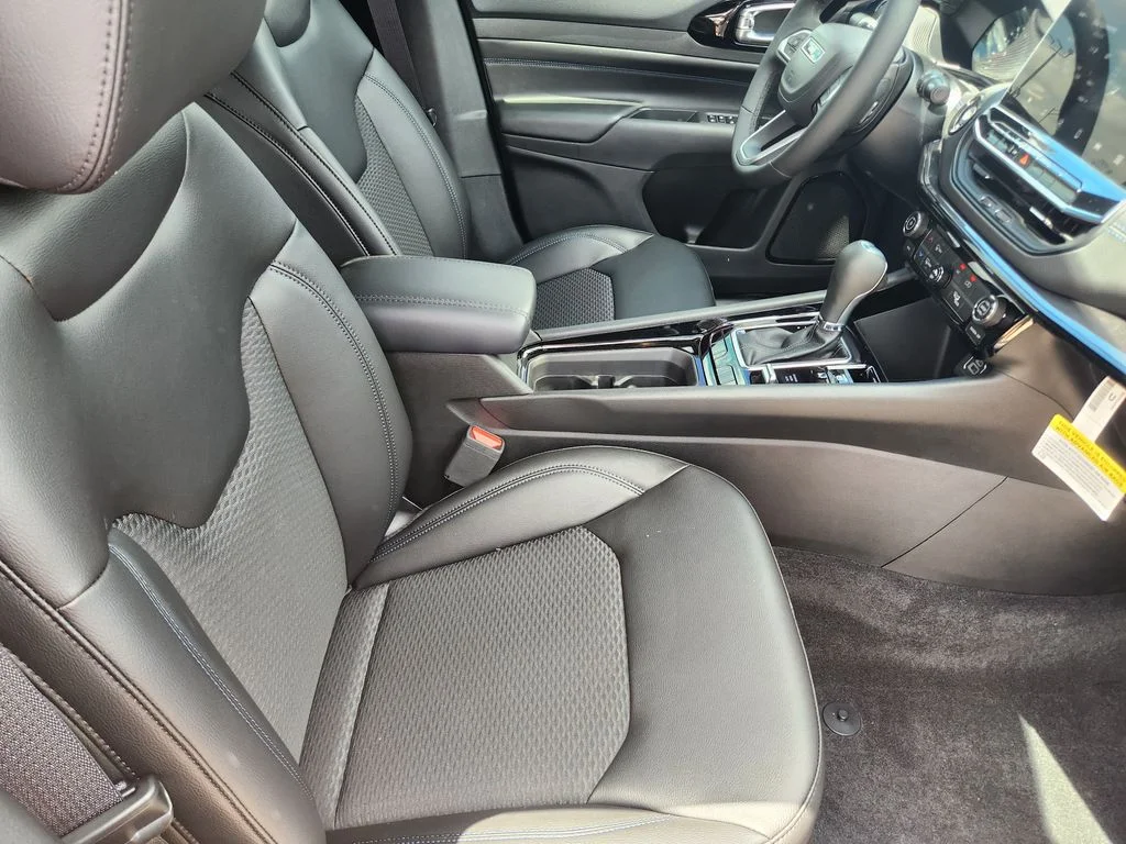New 2026 Fathom Blue Pearl Coat Jeep Latitude image 9