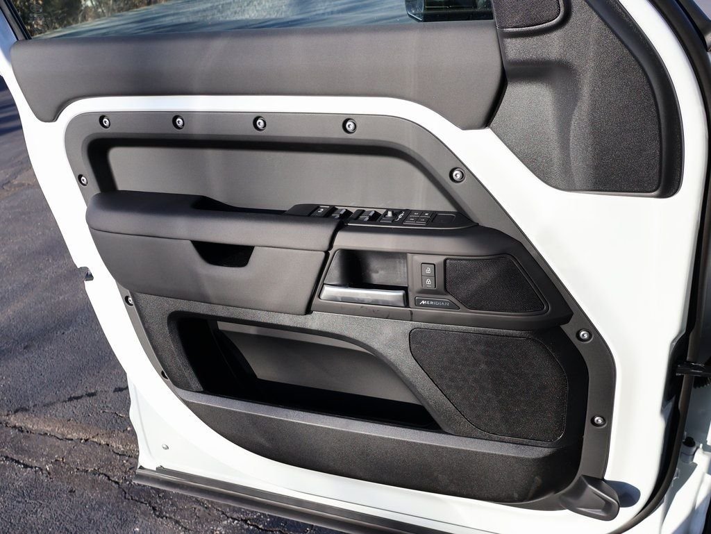 New 2026 Fuji White Land Rover S image 36