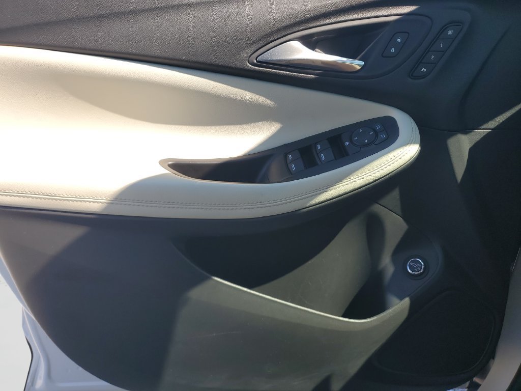 Used 2022 WHITE FROST TRICOAT Buick Essence image 19