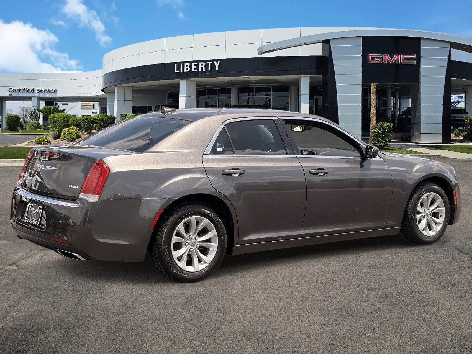 Used 2020 Granite Crystal Metallic Clearcoat Chrysler Touring image 3