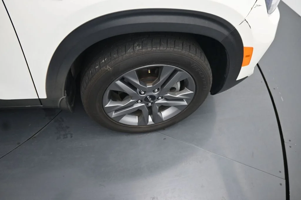 Used 2022 White Kia LX image 11