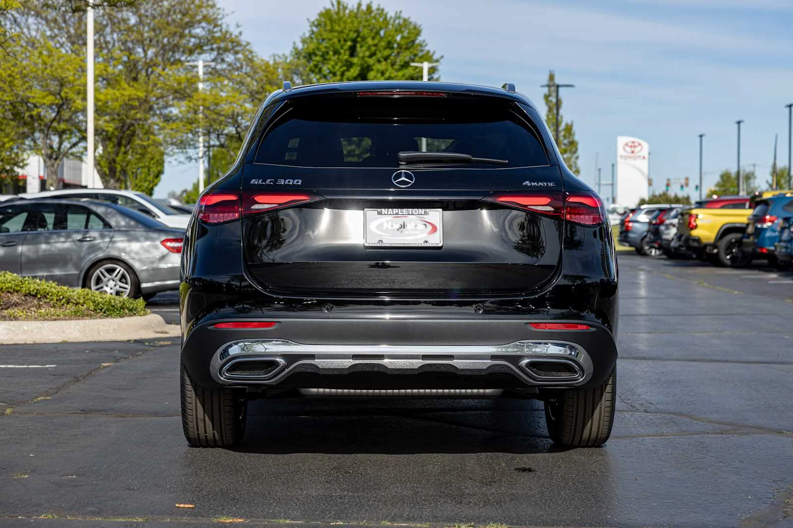 New 2026 BLACK Mercedes-Benz GLC 300 image 4