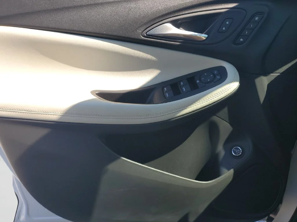 Used 2022 WHITE FROST TRICOAT Buick Essence image 19