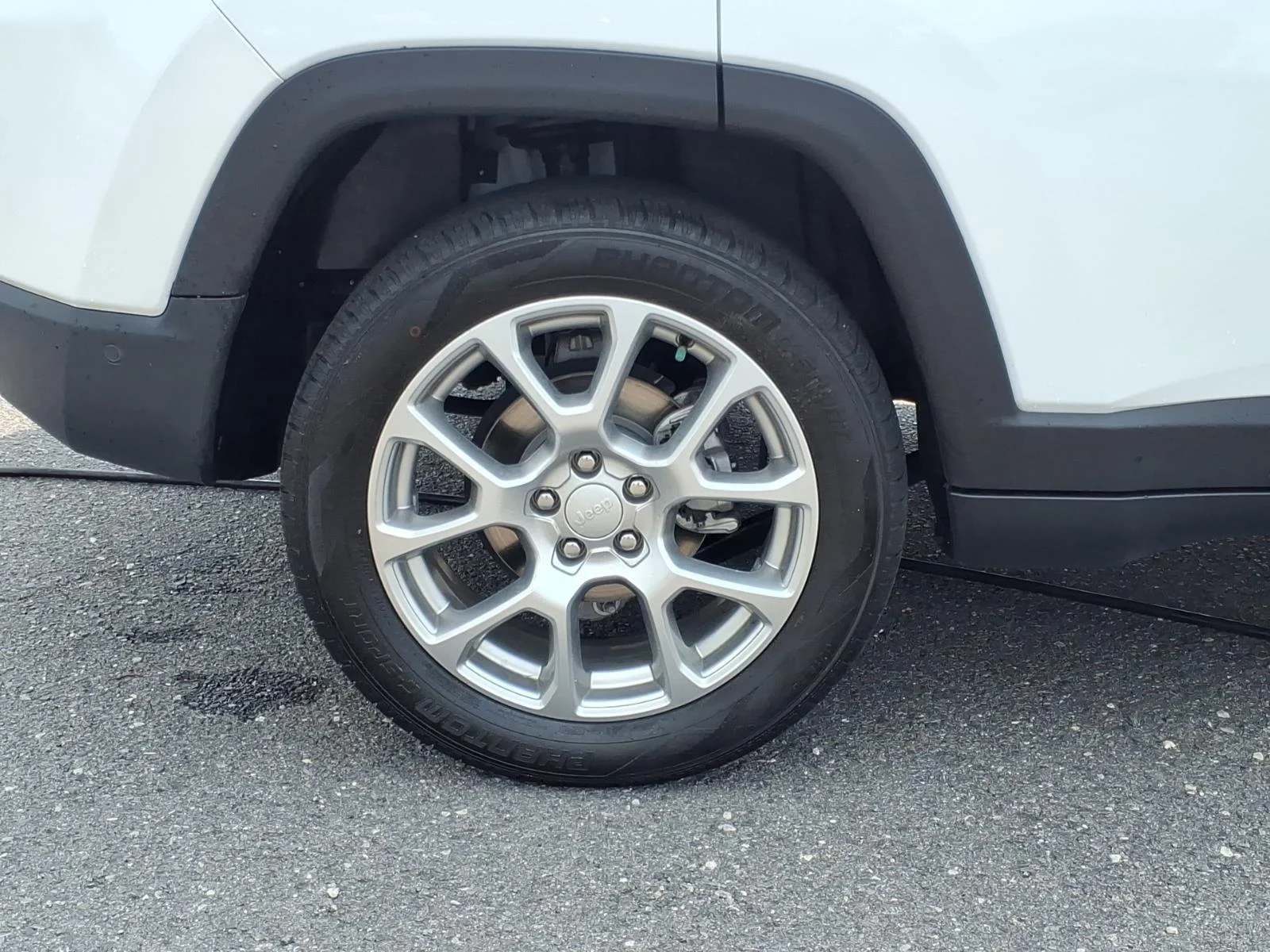 Used 2023 Bright White Clearcoat Jeep Latitude Lux image 12