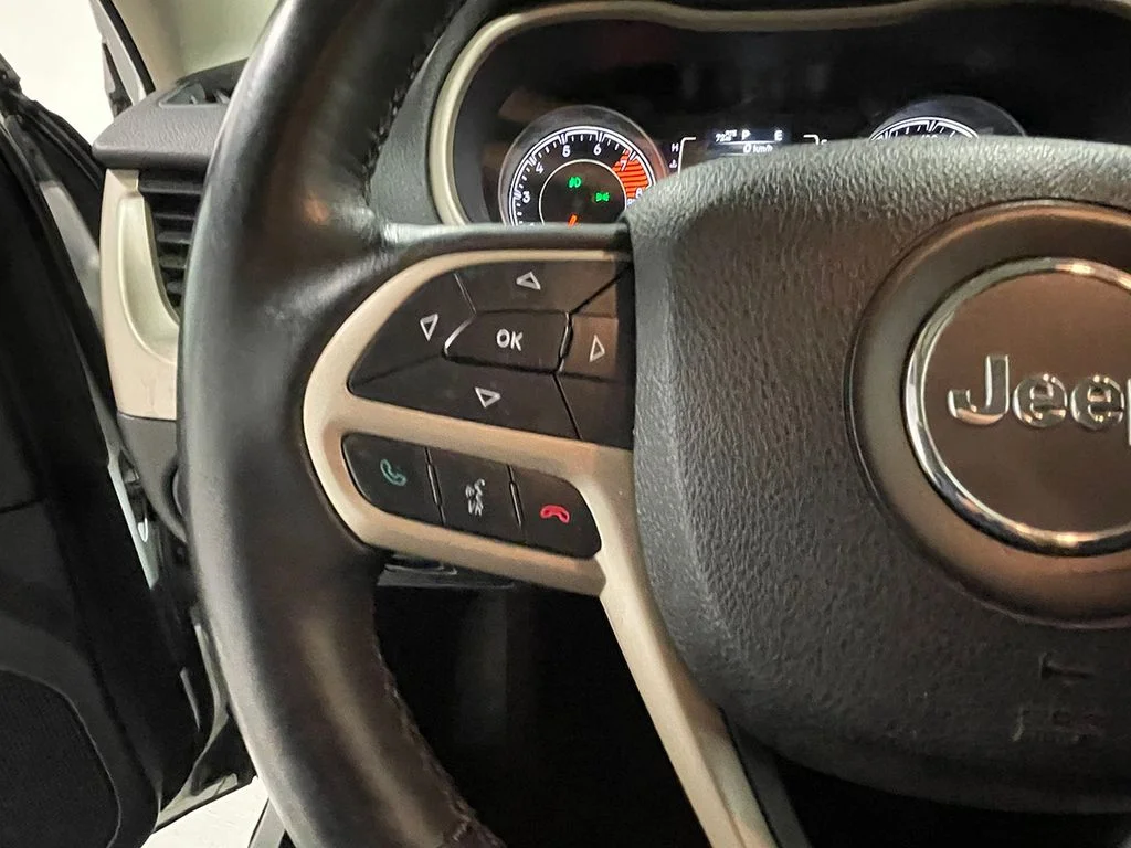 Used 2017 White Jeep Latitude image 32