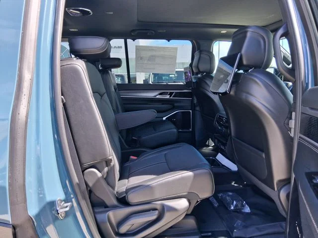 New 2026 Steel Blue Exterior Paint Jeep Limited Reserve image 23