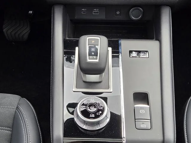 2025 Mitsubishi Outlander Plug-in Hybrid SE - Photo 13