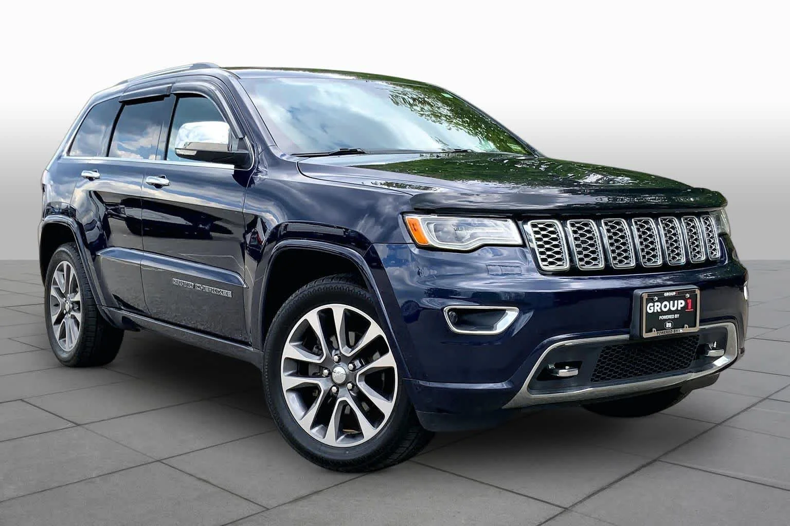 Used 2017 True Blue Pearlcoat Jeep Overland image 3