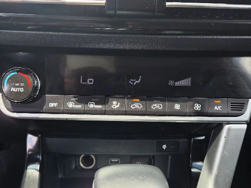 Used 2021 Snow White Pearl Kia SX image 26