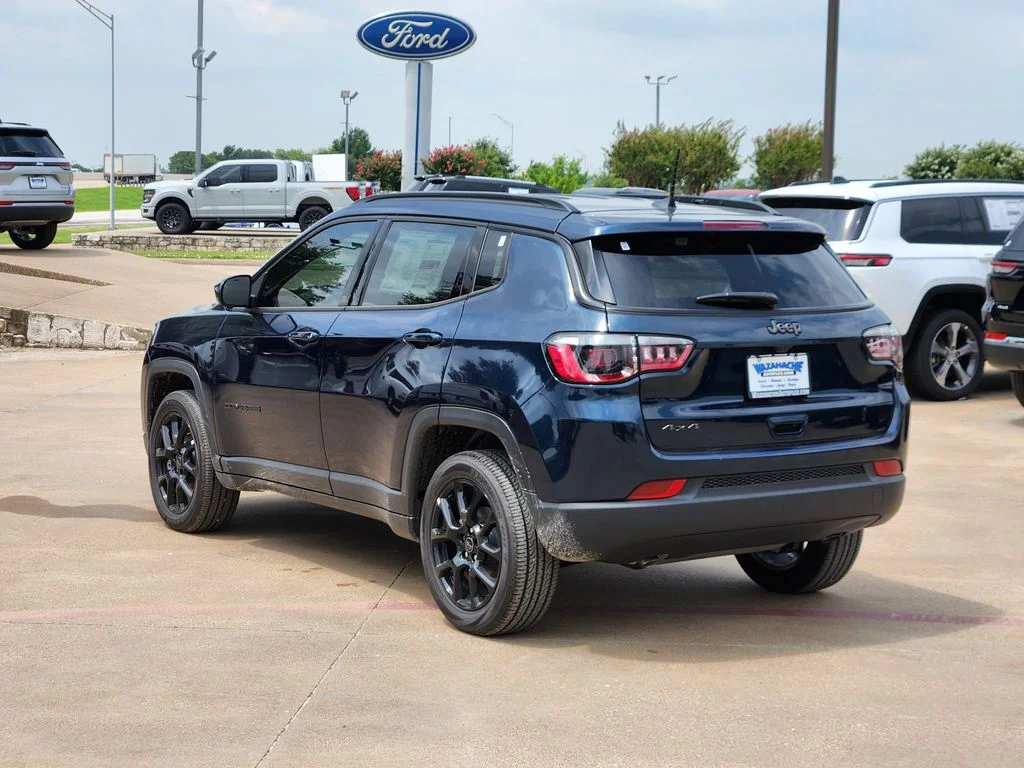 New 2026 Fathom Blue Pearl-Coat Exterior Paint Jeep Latitude image 4