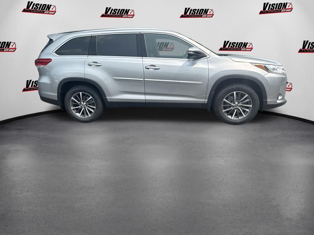 Used 2019 Silver Toyota XLE image 4